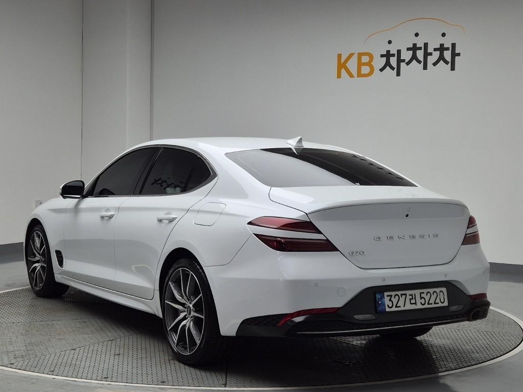 Genesis G70 - Vista 4