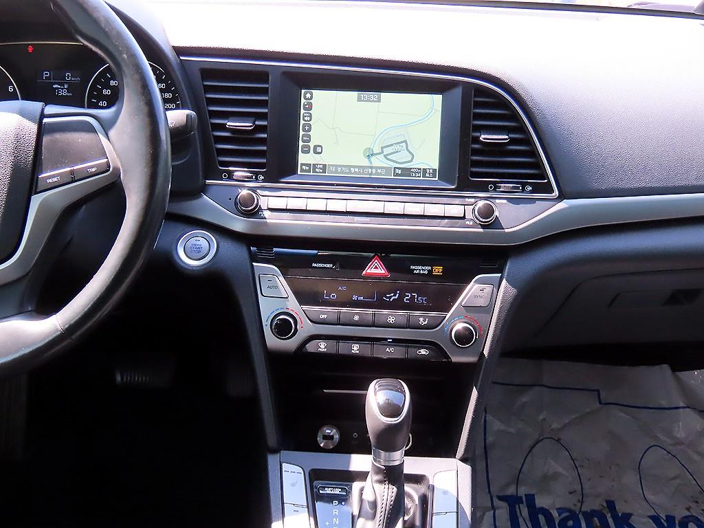 HYUNDAI Avante - Vista 10