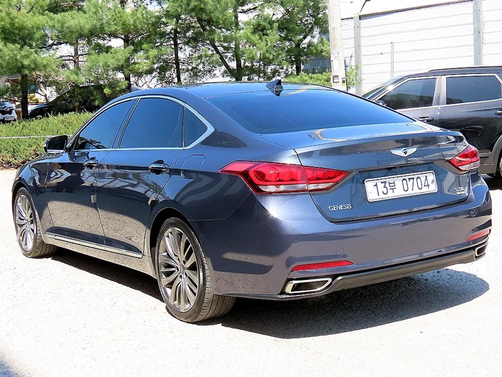 HYUNDAI Genesis - Vista 3