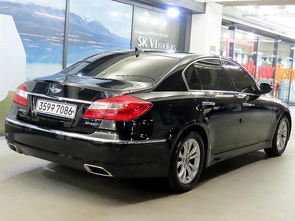 HYUNDAI Genesis - Vista 4