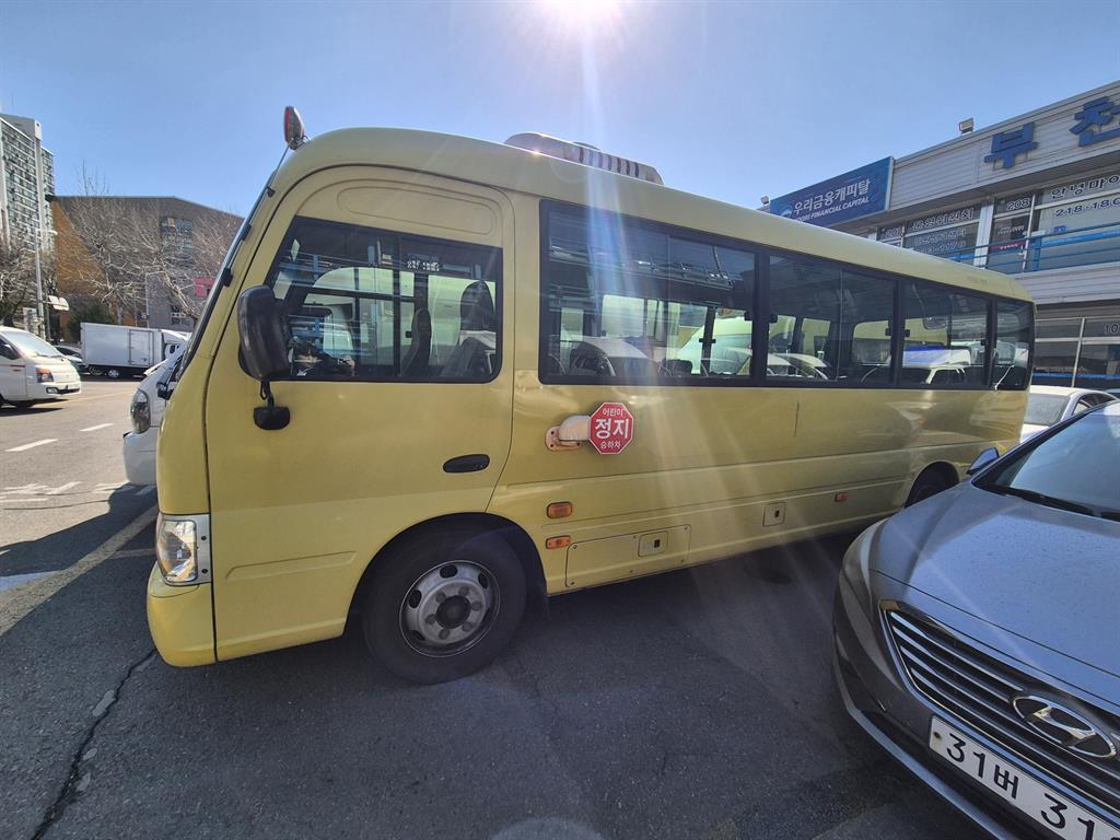 medium and large bus Hyundai bus - Vista 3