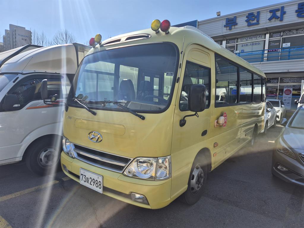 medium and large bus Hyundai bus - Vista 2
