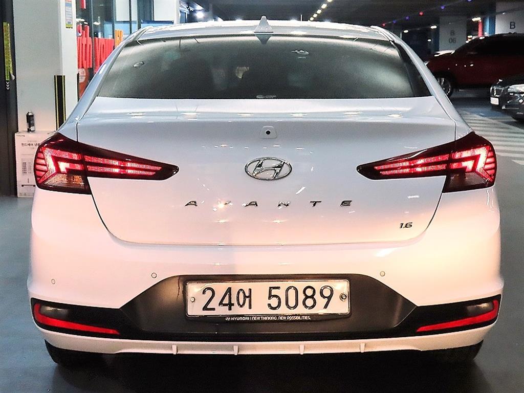 HYUNDAI Avante - Vista 5