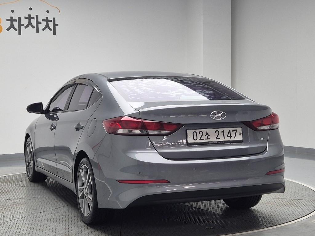 HYUNDAI Avante - Vista 2