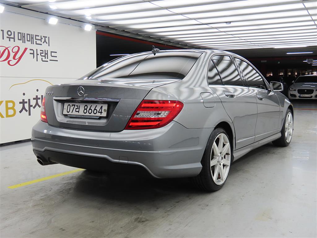 Mercedes Benz C Class - Vista 4