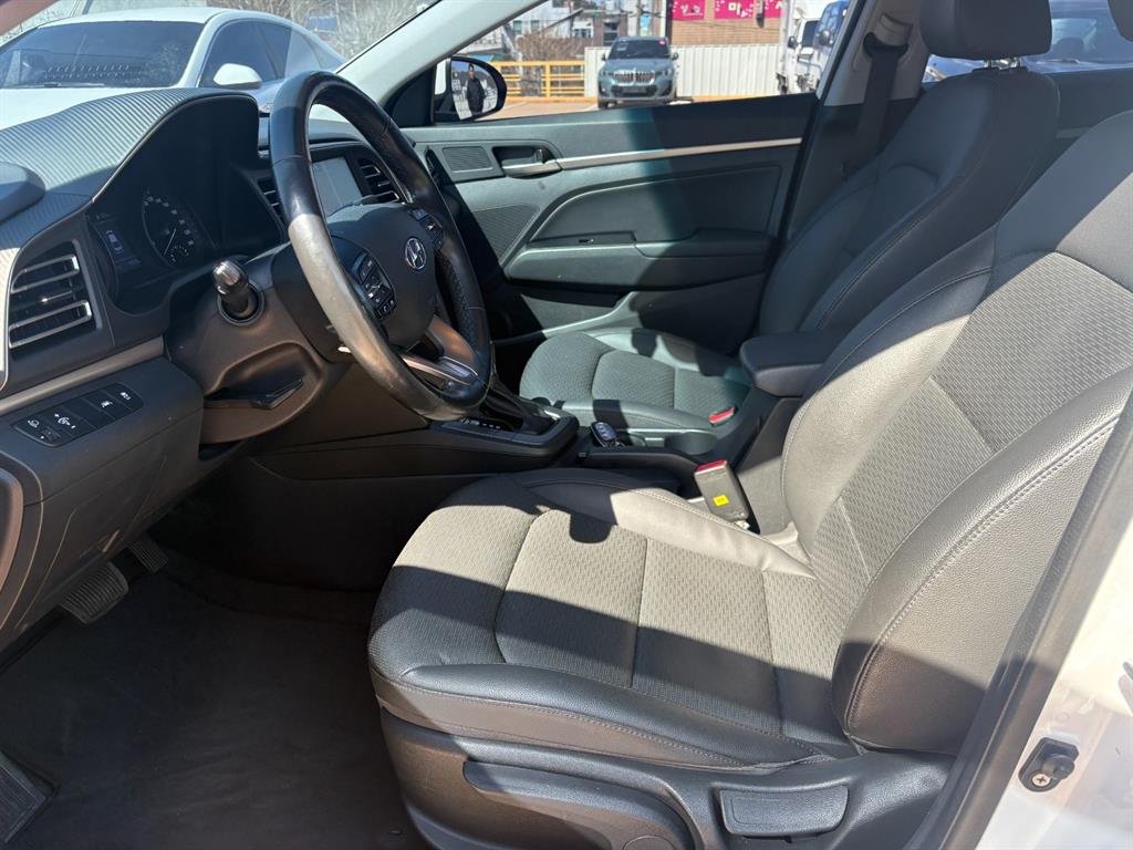 HYUNDAI Avante - Vista 10