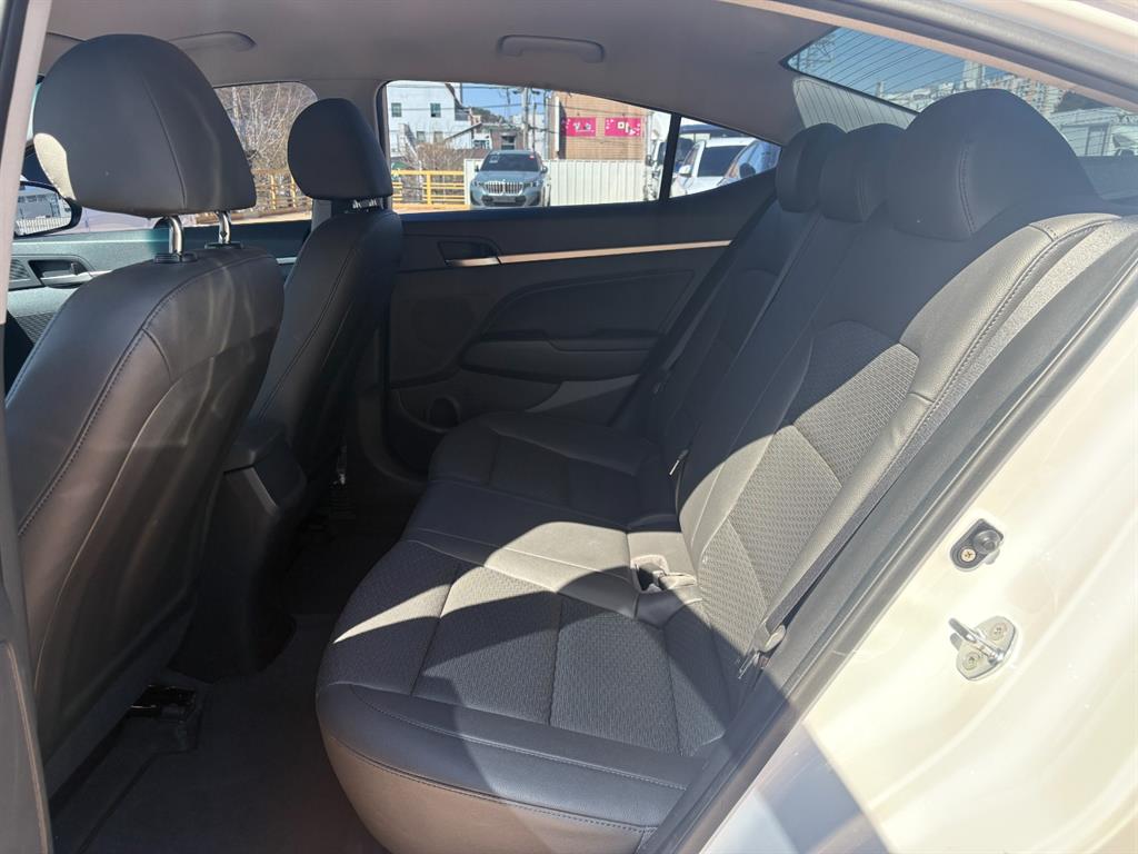 HYUNDAI Avante - Vista 11