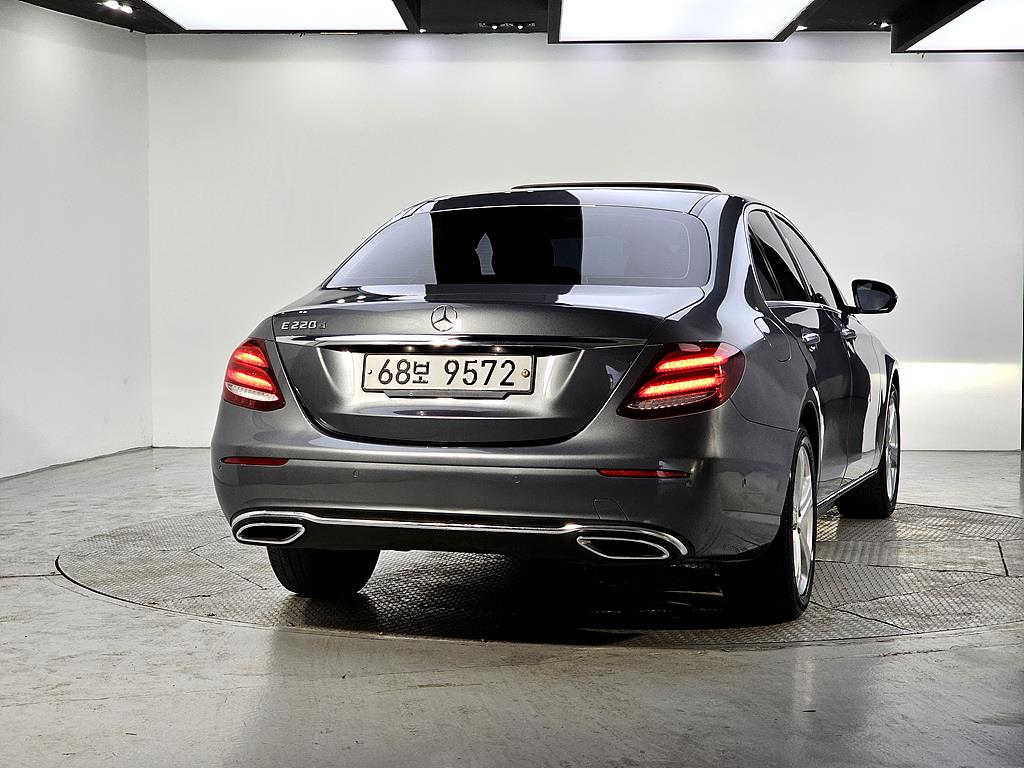 Mercedes Benz E class - Vista 3