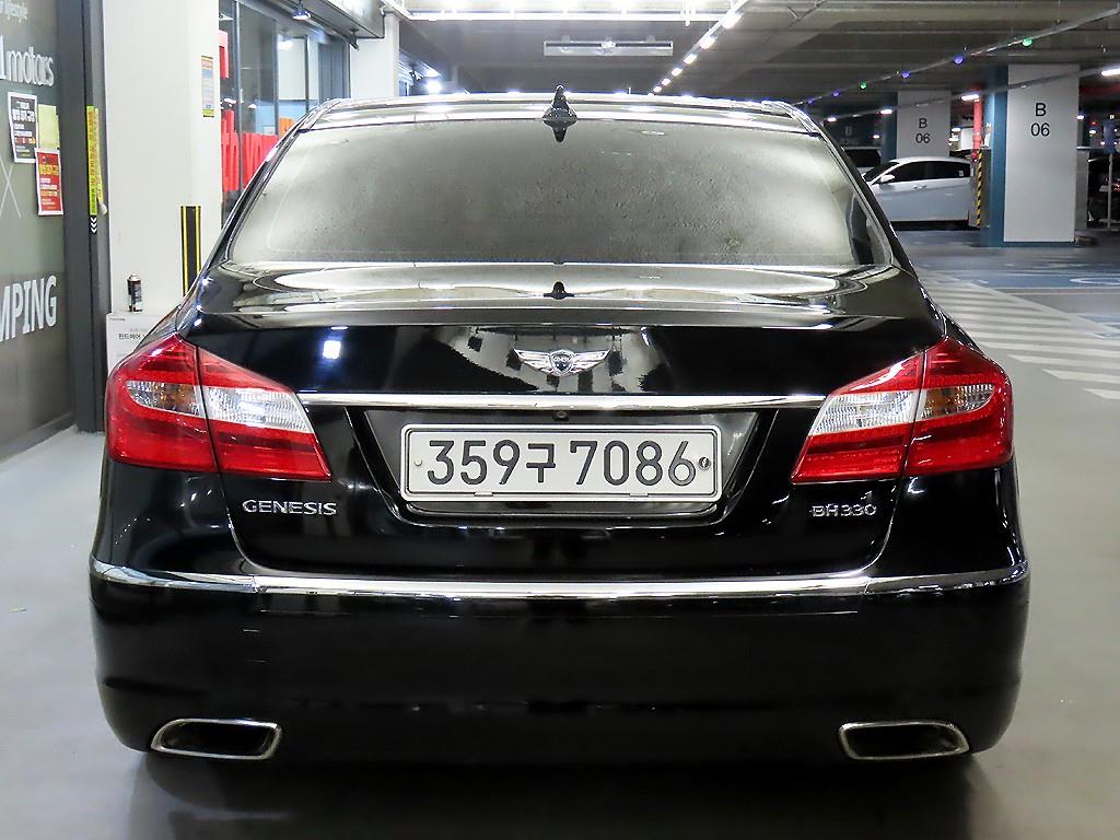HYUNDAI Genesis - Vista 5