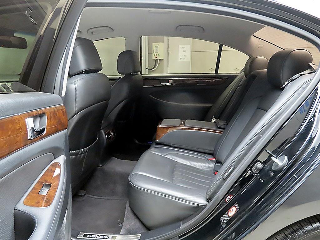 HYUNDAI Genesis - Vista 6