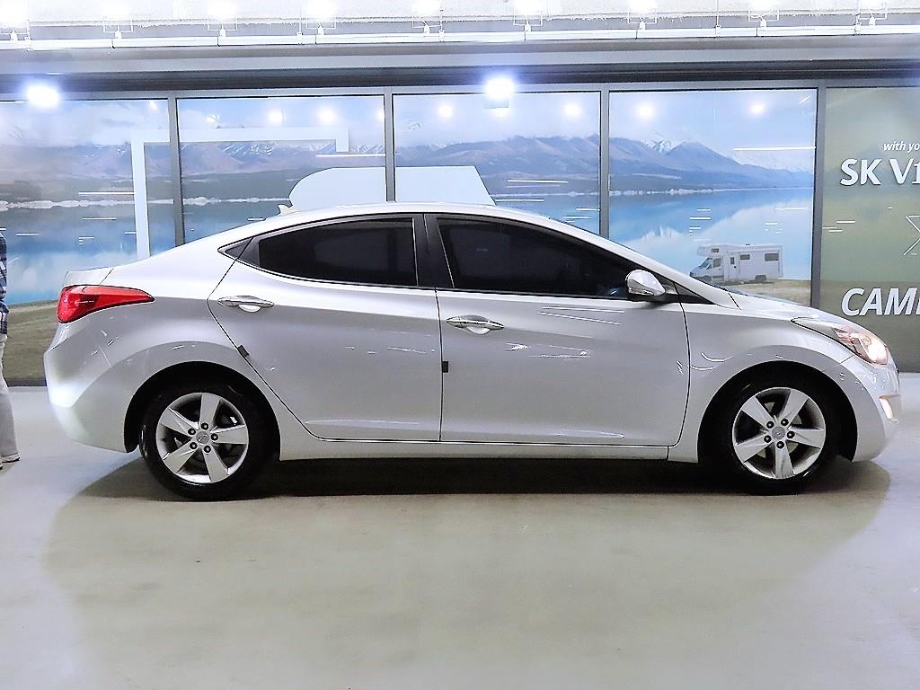 HYUNDAI Avante - Vista 3