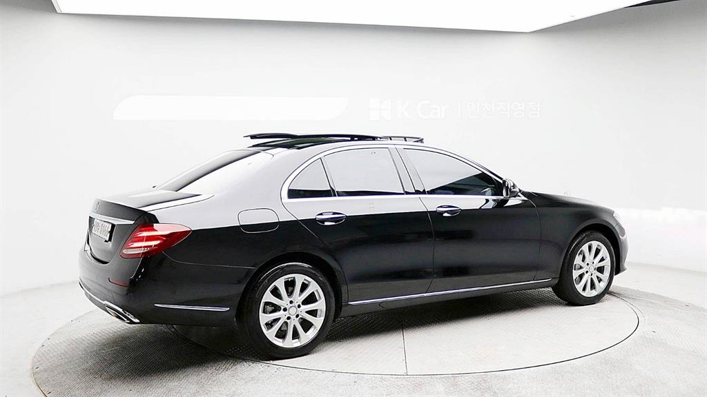 Mercedes Benz E class - Vista 3