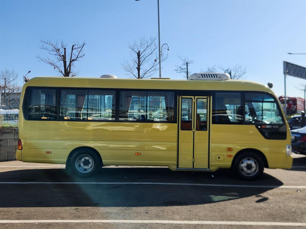 medium and large bus Hyundai bus - Vista 8