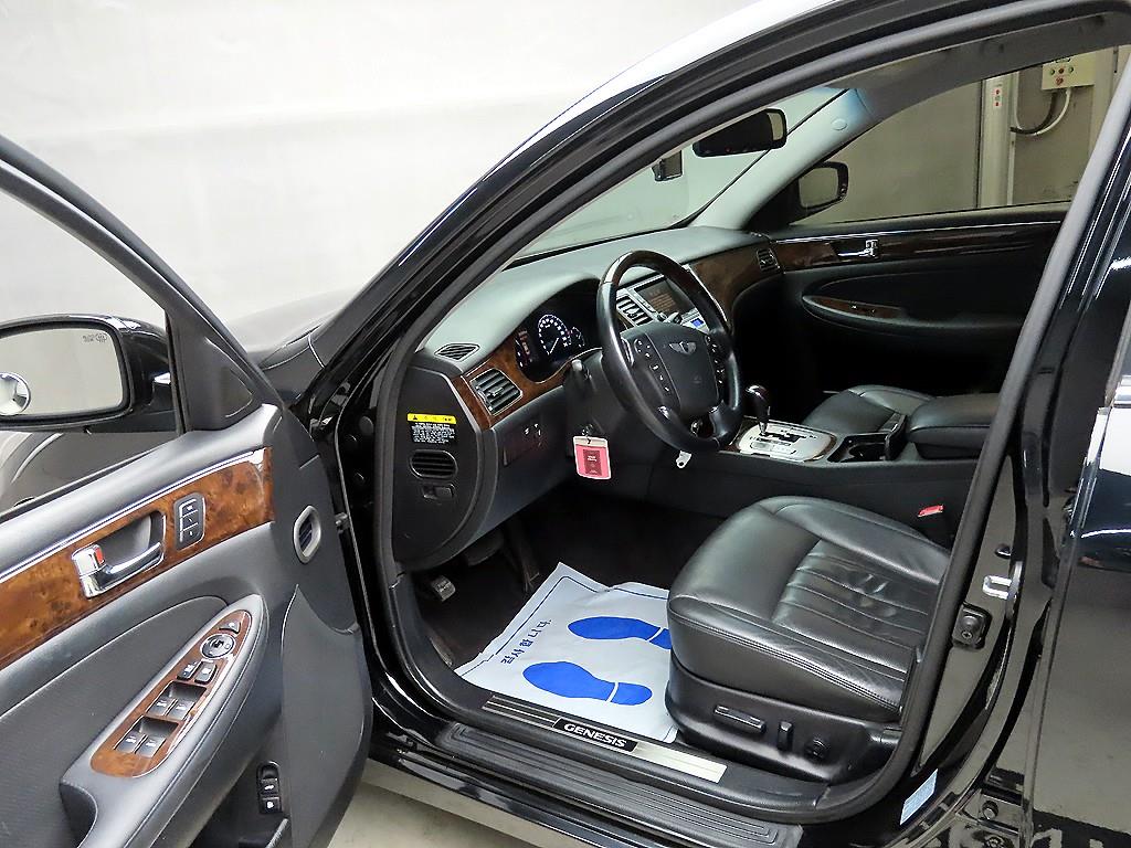 HYUNDAI Genesis - Vista 5