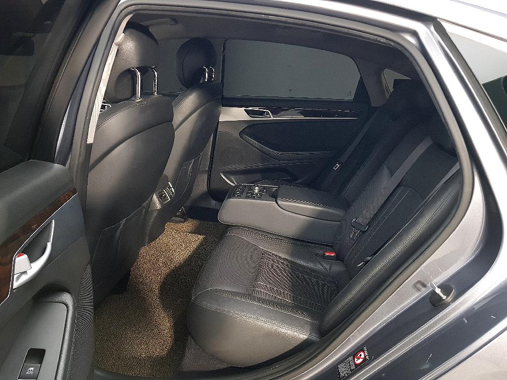 HYUNDAI Genesis - Vista 7