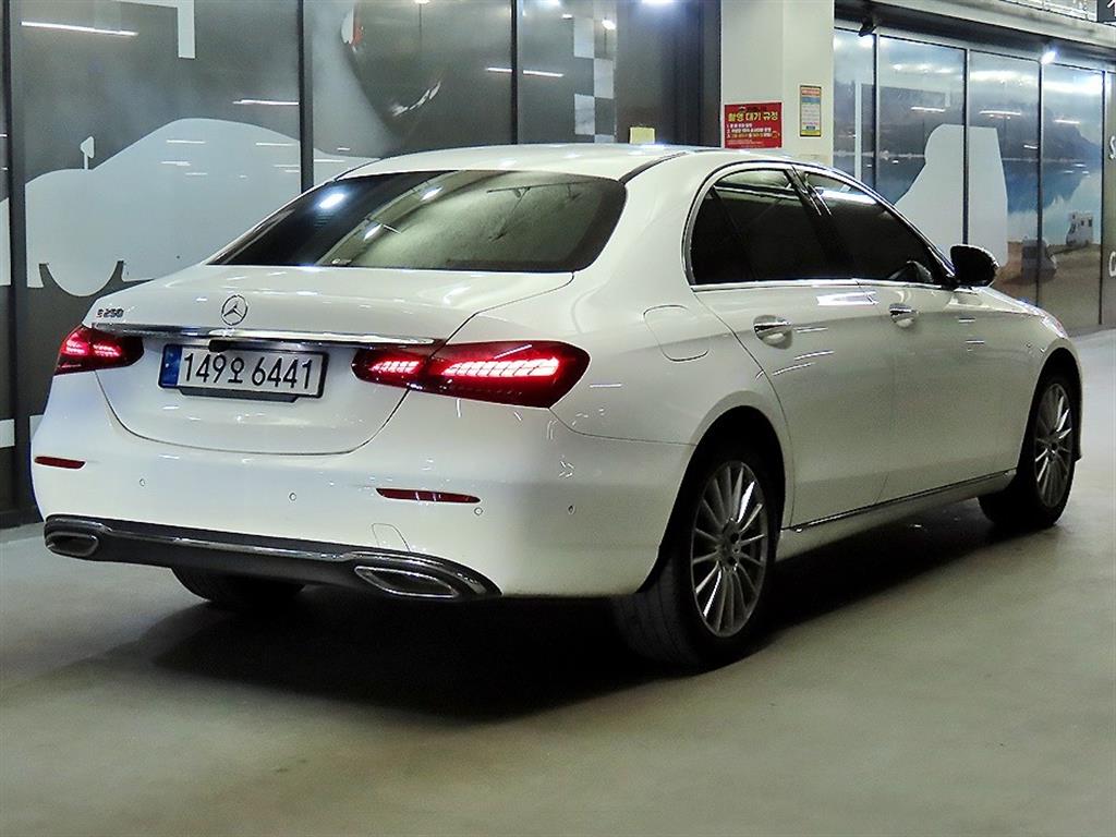 Mercedes Benz E class - Vista 4