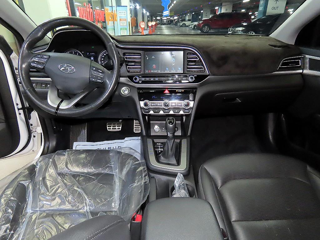 HYUNDAI Avante - Vista 10