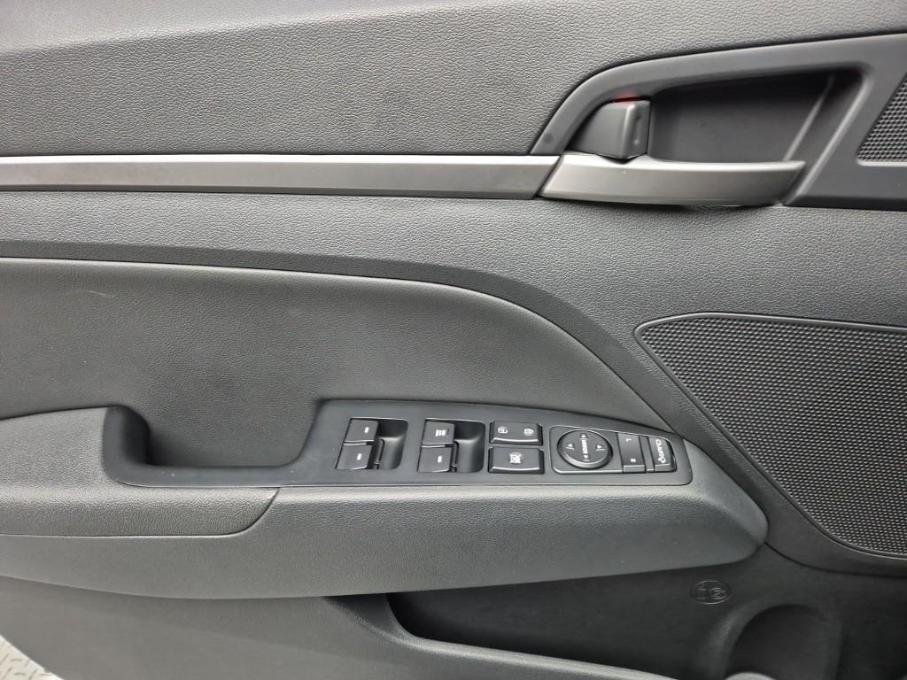 HYUNDAI Avante - Vista 11