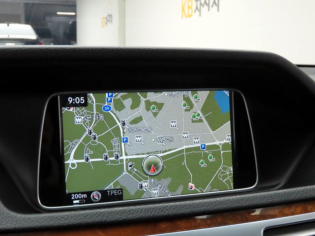 Mercedes Benz E class - Vista 8