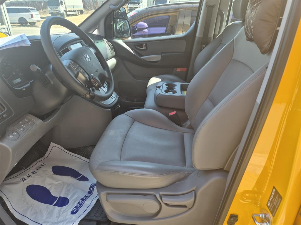 HYUNDAI Starex - Vista 6