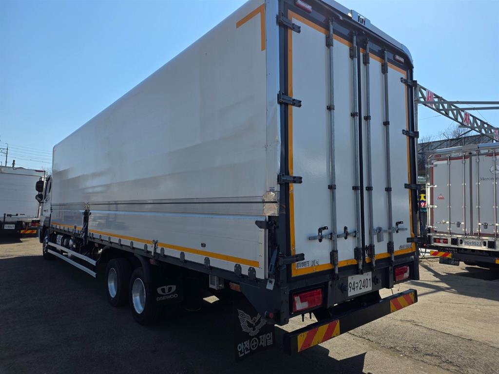 medium and large cargo truck - Vista 6