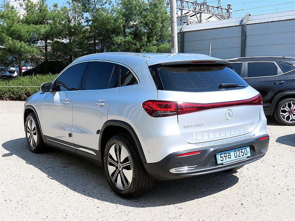 Mercedes Benz EQA - Vista 3