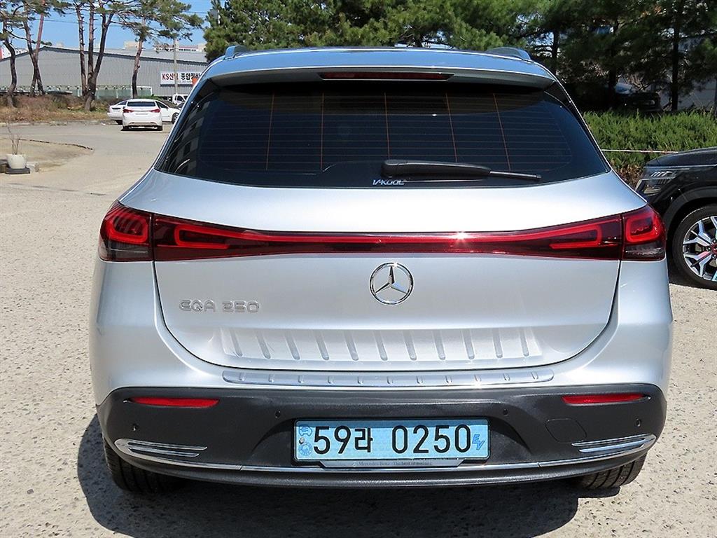 Mercedes Benz EQA - Vista 4