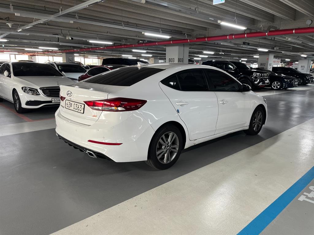 HYUNDAI Avante - Vista 3