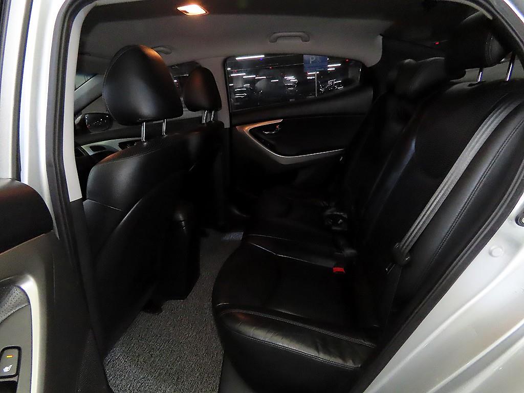 HYUNDAI Avante - Vista 7