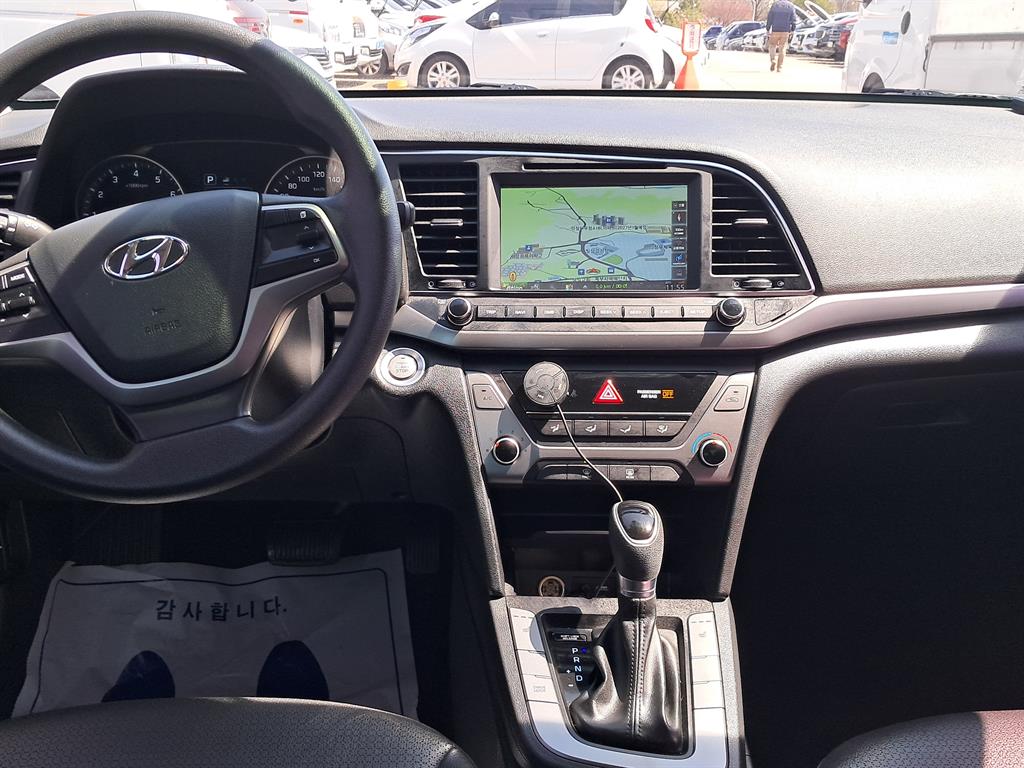 HYUNDAI Avante - Vista 5