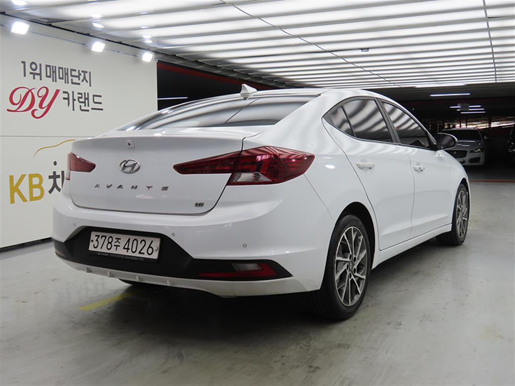 HYUNDAI Avante - Vista 4