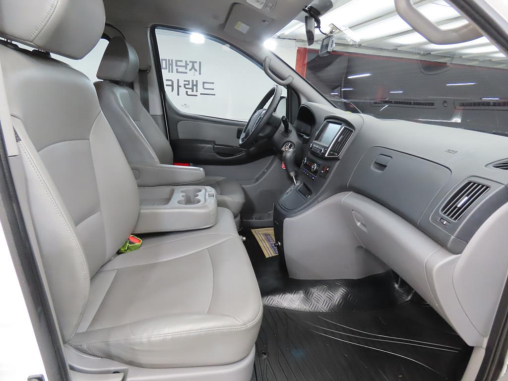 HYUNDAI Starex - Vista 7