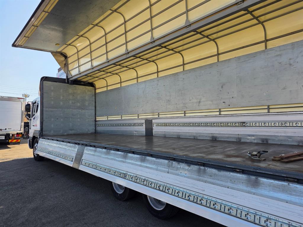 medium and large cargo truck - Vista 9