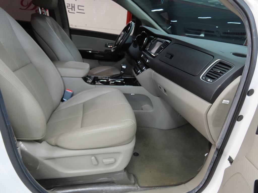 KIA Carnival - Vista 9