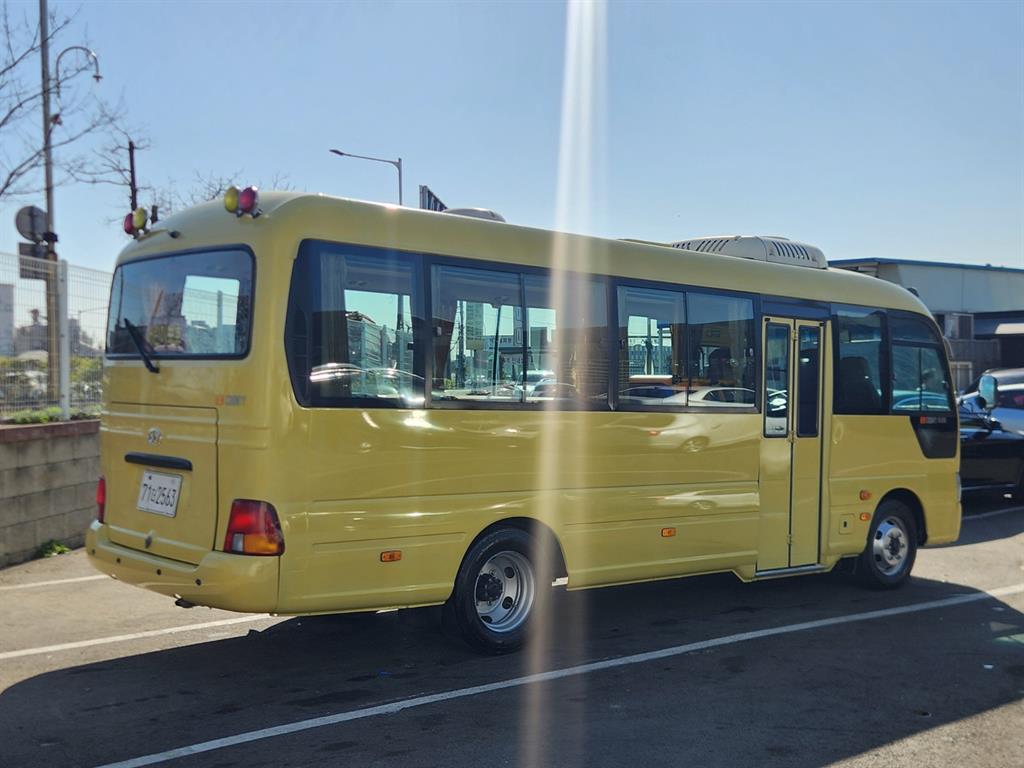 medium and large bus Hyundai bus - Vista 10