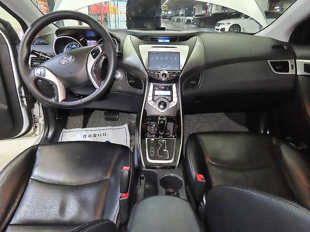 HYUNDAI Avante - Vista 10