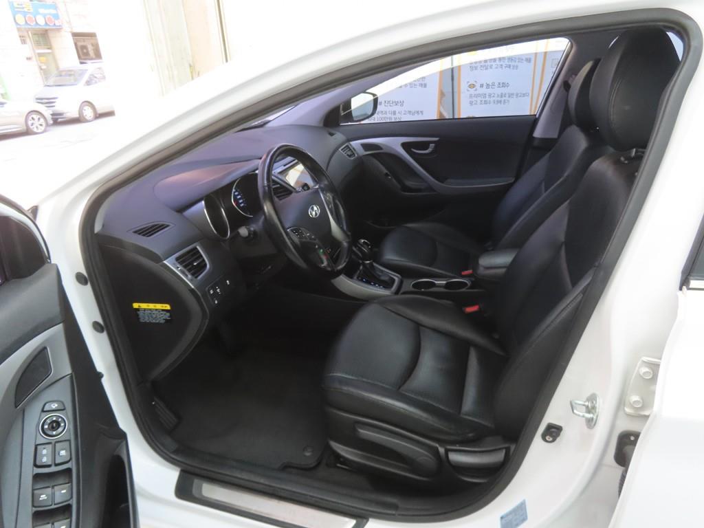 HYUNDAI Avante - Vista 5