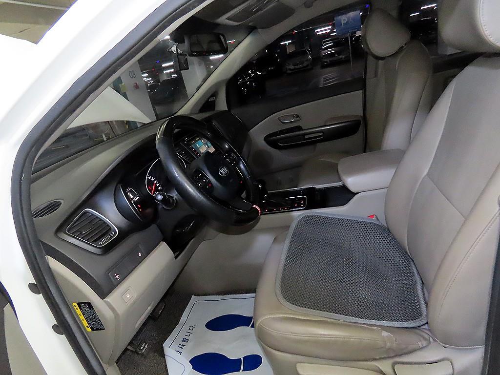 KIA Carnival - Vista 6