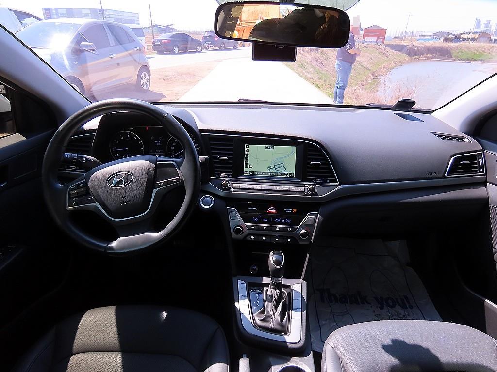 HYUNDAI Avante - Vista 9