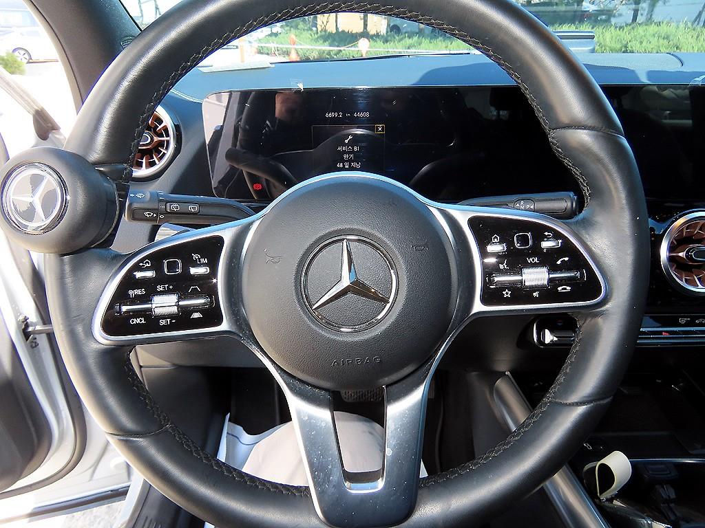 Mercedes Benz EQA - Vista 8