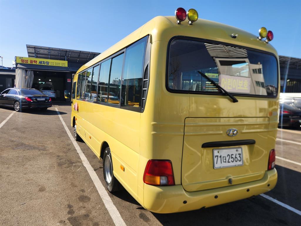 medium and large bus Hyundai bus - Vista 5