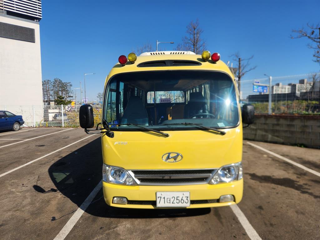 medium and large bus Hyundai bus - Vista 3