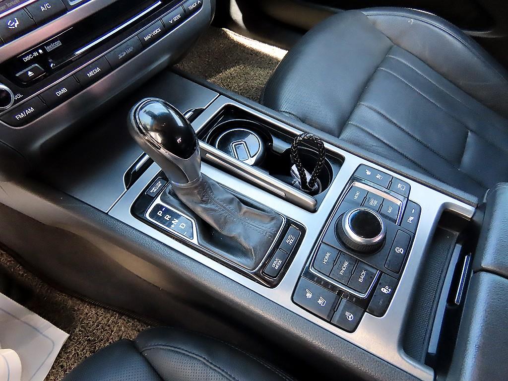 HYUNDAI Genesis - Vista 11