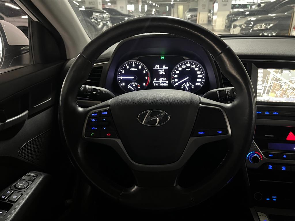 HYUNDAI Avante - Vista 9