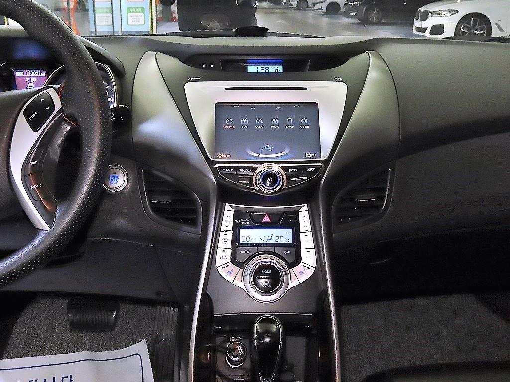 HYUNDAI Avante - Vista 11