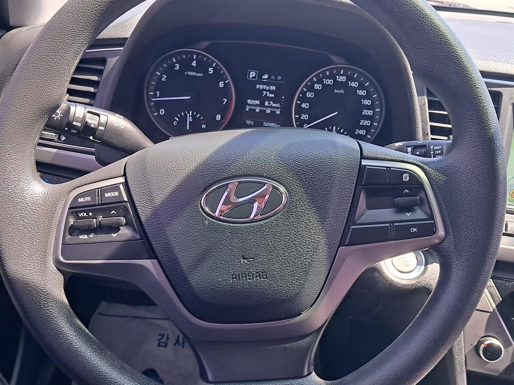 HYUNDAI Avante - Vista 10