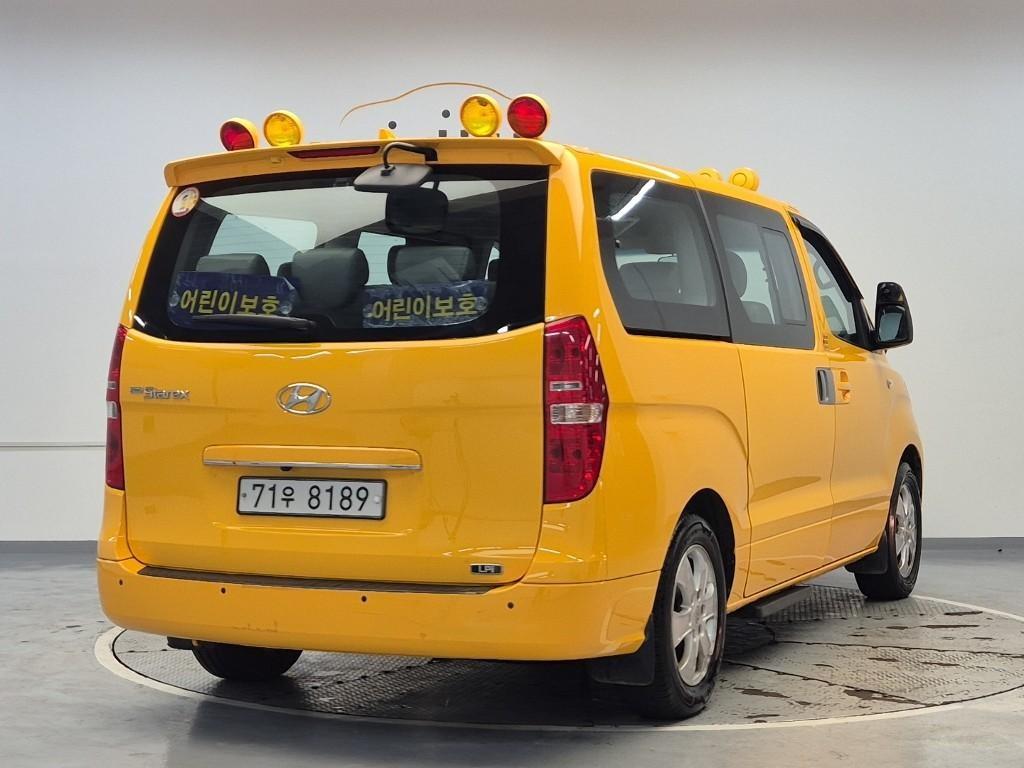 HYUNDAI Starex - Vista 3