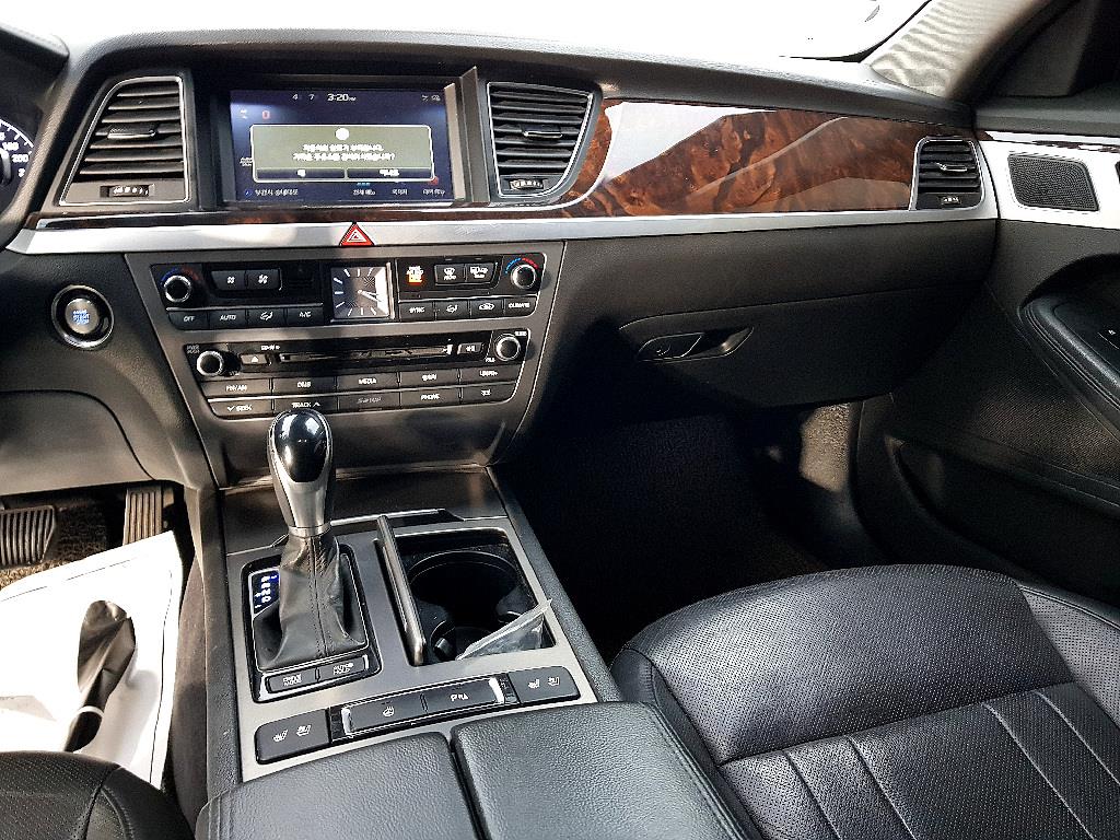 HYUNDAI Genesis - Vista 8