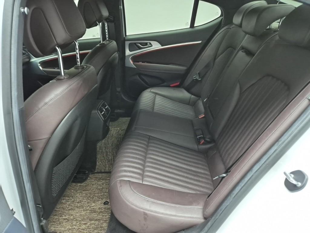 Genesis G70 - Vista 12