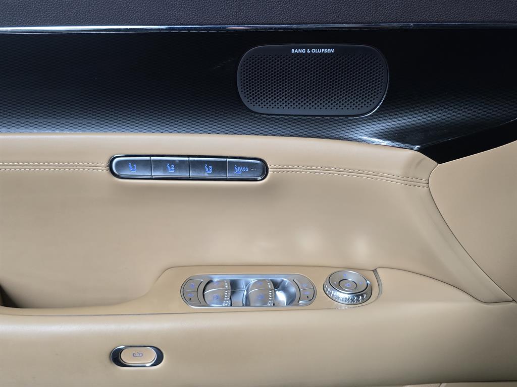 Genesis G90 - Vista 11